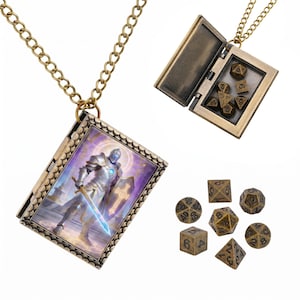 Può includere: Una collana con medaglione in metallo color bronzo, dotata di un ciondolo rettangolare a forma di libro con l'illustrazione di un cavaliere sulla copertina. Il medaglione si apre rivelando uno scomparto per sette dadi poliedrici, mostrati anche a parte.