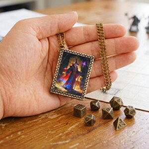 Collana con dadi da mago, ciondolo con 7 mini dadi in metallo a forma di libro degli incantesimi, regalo per giocatori di D&D e DM.