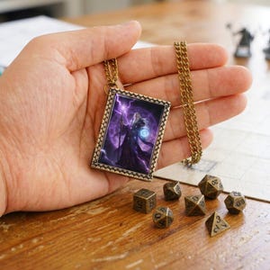 Collar con dados de mago de la tormenta, colgante de libro de hechizos con 7 mini dados de metal, regalo de D&D RPG para jugador DM