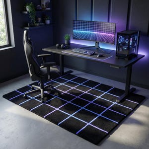 Könnte beinhalten: Ein modernes Gaming-Setup mit einem schwarzen Schreibtisch, einem Gaming-Stuhl und einem Computer mit einem Rastermuster. Ein schwarzer Teppich mit einem leuchtenden Rasterdesign liegt auf dem Boden. Der Raum ist dunkel mit lila und blauer Akzentbeleuchtung.