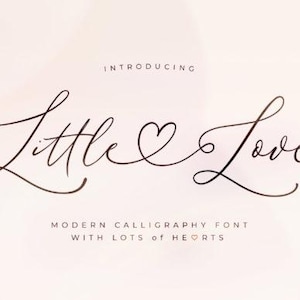 Puede incluir: Sobre un fondo rosa claro, el texto "Little Love" está escrito en una elegante y fluida escritura negra. La palabra "Little" está conectada a un símbolo de corazón, seguido de "Love". Debajo, se lee "Modern Calligraphy Font with Lots of Hearts".