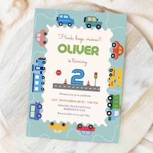 Könnte beinhalten: Eine hellblaue Geburtstagseinladung mit einem Auto-Thema. Die Einladung zeigt farbenfrohe Illustrationen von Autos, einer Straße und Ampeln. Der Text lautet "Honk, beep, vroom! OLIVER wird 2."