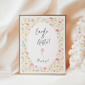 Zaproszenie na baby shower z motywem dzikich kwiatów „Baby in Bloom” | Edytowalne zaproszenie kwiatowe | Wiosenny baby shower w ogrodzie | Szablon Canva zdjęcie 12