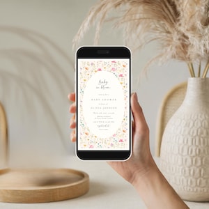 Zaproszenie na baby shower z motywem dzikich kwiatów „Baby in Bloom” | Edytowalne zaproszenie kwiatowe | Wiosenny baby shower w ogrodzie | Szablon Canva zdjęcie 11