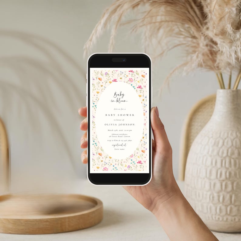 Zaproszenie na baby shower z motywem dzikich kwiatów „Baby in Bloom” | Edytowalne zaproszenie kwiatowe | Wiosenny baby shower w ogrodzie | Szablon Canva zdjęcie 11