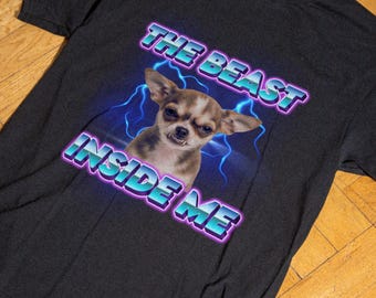 「The Beast Inside Me」Tシャツ、皮肉なミームTシャツ、Z世代のユーモア、面白い犬のミームTシャツ、ヴィンテージY2KTシャツ、ユーモアTシャツ、醜い犬のTシャツ、醜いシャツ