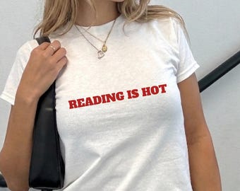 Lesen ist heiß Baby T-Shirt, lustiges Buch Shirt, Y2K T-Shirt, Lesemotivation, kokettes ästhetisches Baby T-Shirt, Geschenk für Bücherwürmer