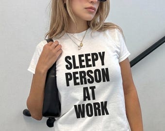 Maglietta per neonati "Sleepy Person at Work", top corto "Baddie"