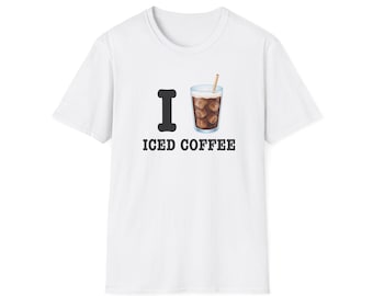 Könnte beinhalten: Weißes T-Shirt mit dem Text "I iced coffee" in Schwarz. Das "I" ist ein fetter schwarzer Buchstabe, und die Worte "iced coffee" sind in einer serifenlosen Schriftart. Eine Grafik eines Glases Eiskaffee mit Eiswürfeln und einem Strohhalm befindet sich in der Mitte.