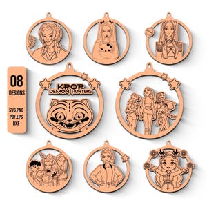 Peut inclure: Huit ornements en bois découpés au laser avec des motifs K-Pop. Les ornements présentent des illustrations de personnages et le texte "KPOP DEMON HUNTERS". Chaque ornement circulaire a un trou pour l'accrochage. Divers dessins sont présents.