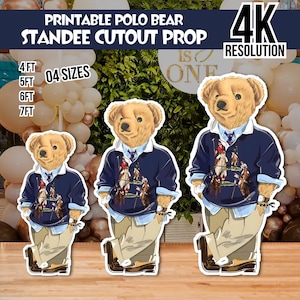 Könnte beinhalten: Ausdruckbare Polo Bear Stand-Ausschnitt-Requisite in 4 Größen: 122 cm, 152 cm, 183 cm und 213 cm. Der Bär trägt einen marineblauen Pullover mit einer Poloszene, ein hellblaues Hemd mit Kragen, khakifarbene Hosen und braune Schuhe. Das Bild hat eine 4K-Auflösung.