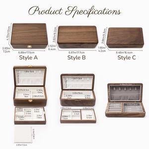 Pu&ograve; includere: Tre portagioie rettangolari in legno etichettati Style A, Style B e Style C, mostrati chiusi e aperti con scomparti interni. Le dimensioni sono indicate in cm, come 17,5 cm per 12 cm per lo Style A, che dettagliano varie sezioni.