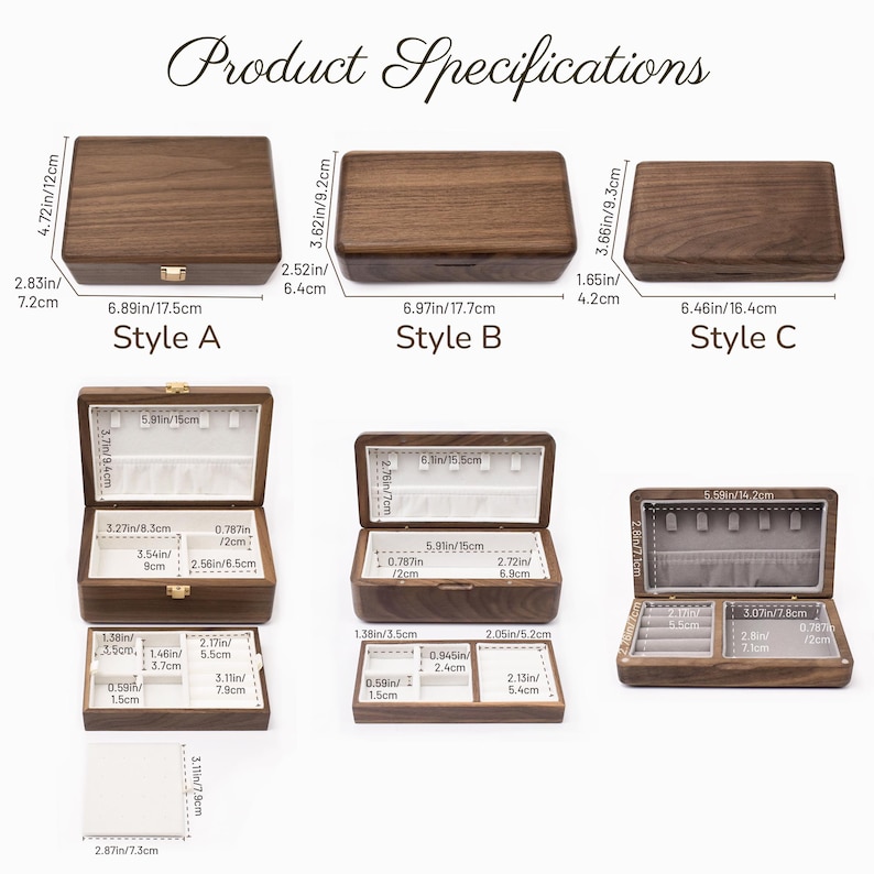 Pu&ograve; includere: Tre portagioie rettangolari in legno etichettati Style A, Style B e Style C, mostrati chiusi e aperti con scomparti interni. Le dimensioni sono indicate in cm, come 17,5 cm per 12 cm per lo Style A, che dettagliano varie sezioni.