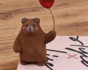 Gepersonaliseerde handgesneden houten beer met hartballon, schattige beer houten beeldjes, bosdierendecor, cadeau voor dierenliefhebbers, cadeau voor haar