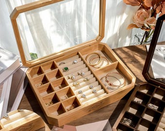 Personligt smyckeskrin i glas med gravyr, smyckeskrin med gravyr och namn, brudtärnepresent, bröllopspresent, present till mamma