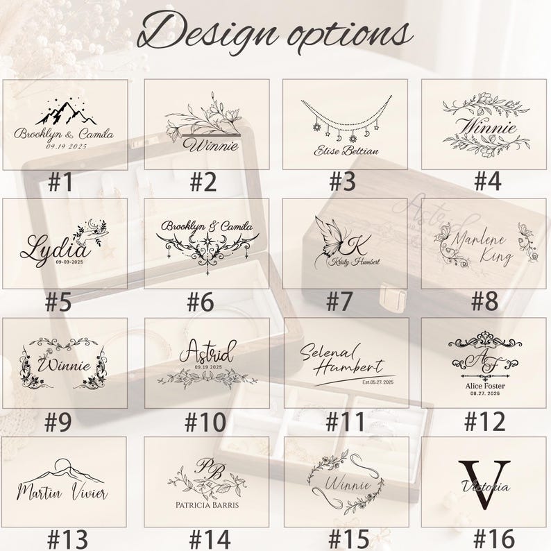 Pu&ograve; includere: Una griglia di sedici diverse opzioni di design in grafica lineare nera per l'incisione su un portagioie in legno, numerate da #1 a #16. Ogni opzione presenta combinazioni uniche di nomi, date, motivi floreali, elementi celesti e farfalle.