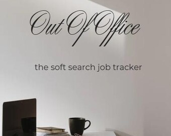 Może przedstawiać: Scena w miejscu pracy z laptopem, czarnym kubkiem do kawy, notatnikami i długopisem na białym biurku. Na ścianie widnieje napis "Out Of Office" i "the soft search job tracker" czarną czcionką.