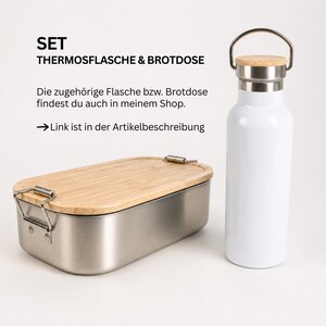 May include: A white thermos bottle with a silver and wood-look lid next to a rectangular stainless steel lunch box with a wooden lid. The text reads: SET THERMOSFLASCHE & BROTDOSE. Die zugeh&ouml;rige Flasche bzw. Brotdose findest du auch in meinem Shop. Link ist in der Artikelbeschreibung.