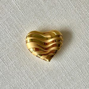 Vintage Estée Lauder Beautiful Solid Perfume Compact 1996 Wavy Heart Gold Tone Collectible