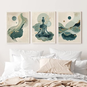 Peut inclure: Trois impressions d'art abstraites encadrées. Chaque impression présente un fond beige avec des motifs aquarelles turquoise et dorés. L'une représente une figure en méditation. Les deux autres ont des formes organiques fluides.