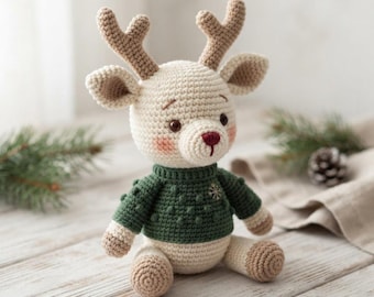 Handgemaakt gehaakt kerstrendier amigurumi - Schattig knuffeldier van 20 cm met groene trui