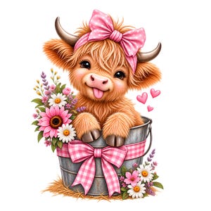 Op de afbeelding: Een pluizig bruin Schots Hooglander kalfje met een roze strik met stippen op het hoofd, de tong uitstekend, zittend in een metalen emmer versierd met een roze geruite strik, omringd door roze en witte bloemen en drie kleine roze hartjes.