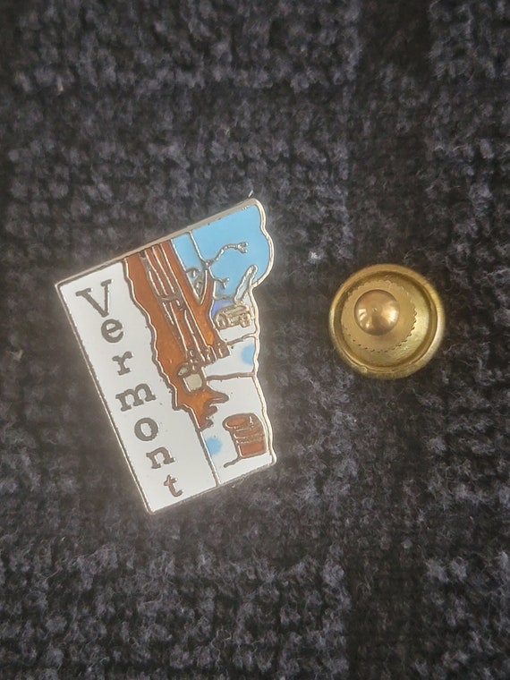 Vintage Vermont souvenir Pin/ Maple syrup/ State P