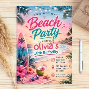 Peut inclure: Une carte d'invitation rectangulaire pour une fête sur la plage célébrant le 10e anniversaire d'Olivia. Le design montre une plage au coucher du soleil avec une planche de surf, des hibiscus, une noix de coco et des guirlandes lumineuses.