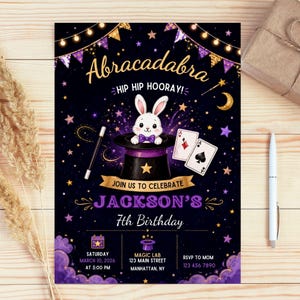 Pode incluir: Um cartão de convite de aniversário retangular com um coelho branco em uma cartola preta, uma varinha mágica e cartas de baralho em um fundo estrelado roxo escuro. O texto inclui Abracadabra, Hip Hip Hooray, Jackson's 7th Birthday e detalhes.