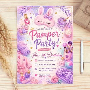 Könnte beinhalten: Eine Aquarell-Einladung für eine "Pamper Party!" in Lila-, Rosa- und Goldtönen. Die Einladung enthält eine Hasen-Schlafmaske, Nagellack, einen Bademantel und Make-up-Pinsel. Der Text lautet "Join us for a Pamper Party!" zur Feier von Jias 8. Geburtstag.