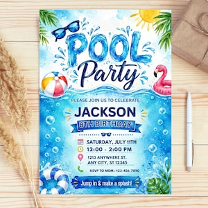 Może przedstawiać: Żywe zaproszenie na przyjęcie przy basenie z akwarelowym wzorem. Zaproszenie zawiera słowa "Pool Party" w niebieskich literach bąbelkowych, a także piłkę plażową, okulary przeciwsłoneczne i różowego flaminga. Zaproszenie jest na 8. urodziny Jacksona.
