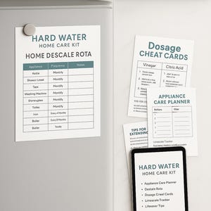Könnte beinhalten: Eine Sammlung druckbarer Dokumente für die Hauspflege, darunter ein Entkalkungsplan, Dosierungs-Cheat-Sheets und ein Gerätepflegeplan. Hilft bei der Verwaltung von hartem Wasser.