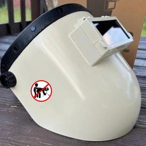 Sticker niet F de lasser, stickers lasser, stickers ijzerwerker, blauwe kraag humor, lassticker, sticker veiligheidshelm, sticker laskap, sticker laskap