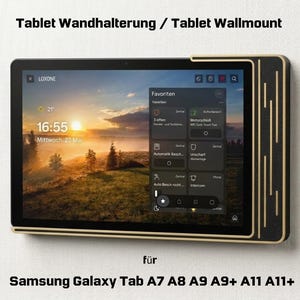 Könnte beinhalten: Ein schwarzes Tablet an der Wand, das eine Benutzeroberfläche mit App-Symbolen anzeigt. Das Tablet befindet sich in einem schwarzen und goldenen Rahmen. Der Bildschirm zeigt die Uhrzeit und das Datum an. Der Text "Tablet Wallmount" steht oben und "Samsung Galaxy Tab" unten.
