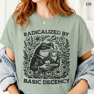 Camiseta com meme de sapo, radicalizada pela decência básica, camiseta floral com estampa de sapo em linóleo, camiseta feminista progressista