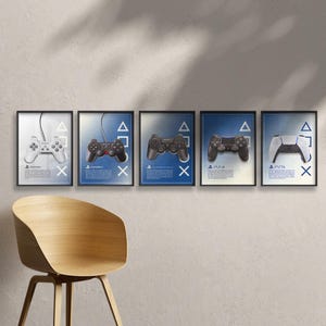 Peut inclure: Cinq affiches encadrées représentant des manettes PlayStation. Chaque affiche a un cadre noir et un fond bleu et blanc. Les manettes sont blanches, noires et un mélange des deux. Les affiches incluent le logo PlayStation et des détails sur les manettes.