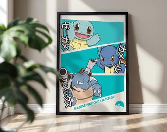 Può includere: Un poster incorniciato raffigurante tre personaggi Pokémon blu: Squirtle, Wartortle e Blastoise. L'opera è divisa in tre sezioni diagonali con testo giapponese accanto a ogni personaggio e i nomi inglesi Squirtle, Wartortle, Blastoise stampati in basso a destra, insieme a un'icona circolare.