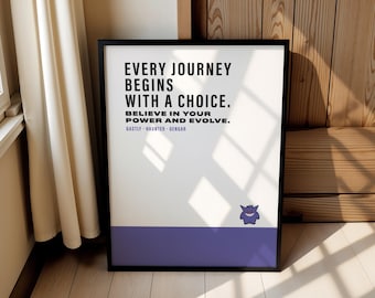 Può includere: Una stampa artistica incorniciata con il testo "EVERY JOURNEY BEGINS WITH A CHOICE. BELIEVE IN YOUR POWER AND EVOLVE. GASTLY - HAUNTER - GENGAR" in nero su sfondo bianco, con una fascia orizzontale viola sul fondo e una piccola icona di Gengar.