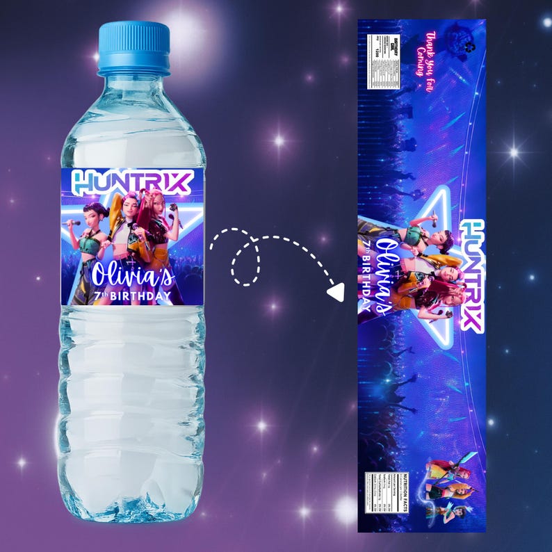 Może przedstawiać: Przezroczysta plastikowa butelka wody z niebieską nakrętką i niestandardową etykietą. Etykieta zawiera tekst "HUNTRIX" i "Olivia's 7th Birthday" ze zdjęciami dziewcząt trzymających mikrofony.