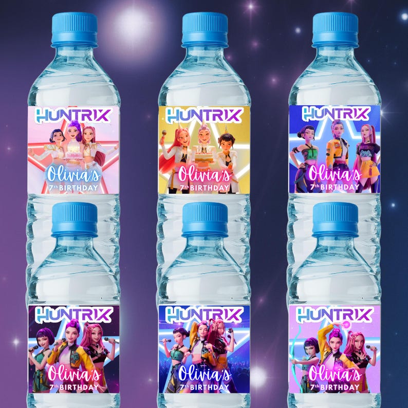 Może przedstawiać: Przezroczyste plastikowe butelki z wodą z niebieskimi zakrętkami. Każda butelka ma etykietę z napisem "HUNTRIX" i "Olivia's 7th BIRTHDAY". Etykiety zawierają kolorowe ilustracje postaci z animacji.