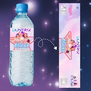 Może przedstawiać: Przezroczysta plastikowa butelka wody z niebieską nakrętką i niestandardową etykietą. Etykieta zawiera tekst "HUNTRIX" i "Olivia's 7th Birthday" z grafiką trzech dziewczyn. Pasująca etykieta jest pokazana po prawej stronie.