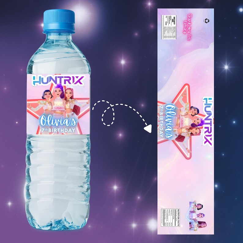 Może przedstawiać: Przezroczysta plastikowa butelka wody z niebieską nakrętką i niestandardową etykietą. Etykieta zawiera tekst "HUNTRIX" i "Olivia's 7th Birthday" z grafiką trzech dziewczyn. Pasująca etykieta jest pokazana po prawej stronie.