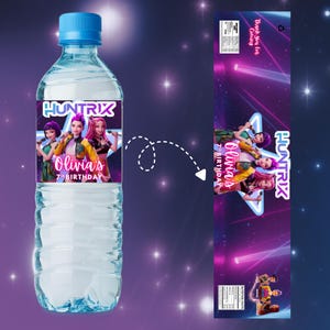 Może przedstawiać: Przezroczysta plastikowa butelka wody z niebieską zakrętką. Etykieta zawiera tekst "HUNTRIX" i "Olivia's 7th Birthday" ze zdjęciami trzech dziewczyn. Tło to fioletowo-niebieski wz&oacute;r w gwiazdy.