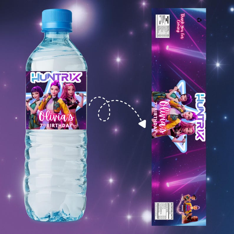 Może przedstawiać: Przezroczysta plastikowa butelka wody z niebieską zakrętką. Etykieta zawiera tekst "HUNTRIX" i "Olivia's 7th Birthday" ze zdjęciami trzech dziewczyn. Tło to fioletowo-niebieski wz&oacute;r w gwiazdy.