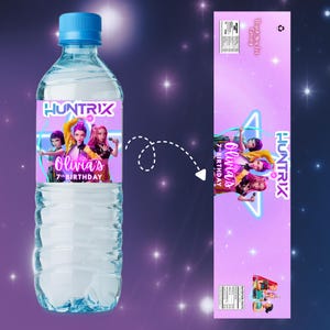 Może przedstawiać: Przezroczysta plastikowa butelka wody z niebieską zakrętką. Etykieta zawiera napis "HUNTRIX" nad grafiką trzech dziewczyn i tekstem "Olivia's 7th Birthday". Tło to fioletowy gradient z gwiazdami.