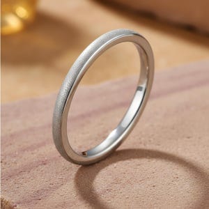 Alliance en tungstène argenté sablé 2 mm, bague promesse mince pour femme, coupe confortable et minimaliste
