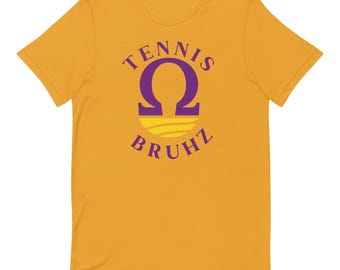 Omega Psi Phi Tennis Bruhz-shirt | Fraternity-sportshirt met paars omega-symbool