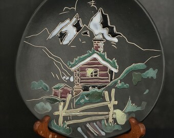 Vintage Naust Pottery Norway Hanging Plate – Mid-Century Arol Ceramic Alpine Cabin Scene (1950s–1960s)
