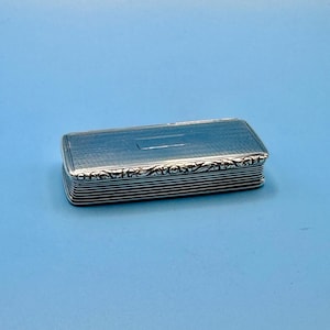 1829年製、ジョージ4世時代のスターリングシルバー製嗅ぎタバコ入れ（ナサニエル・ミルズ作） - 40.3g