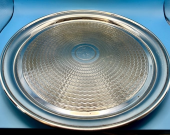 Vassoio rotondo vintage in argento placcato con lavorazione guilloché, stile Art Déco.